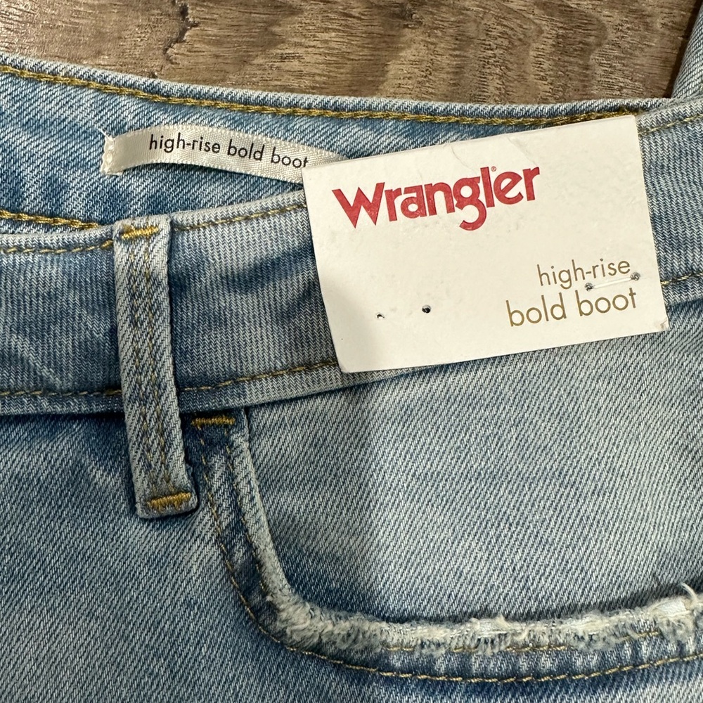 Wrangler Women’s High-Rise Bootcut Jeans
Size: 14 / 32x32 - Picture 11 of 14